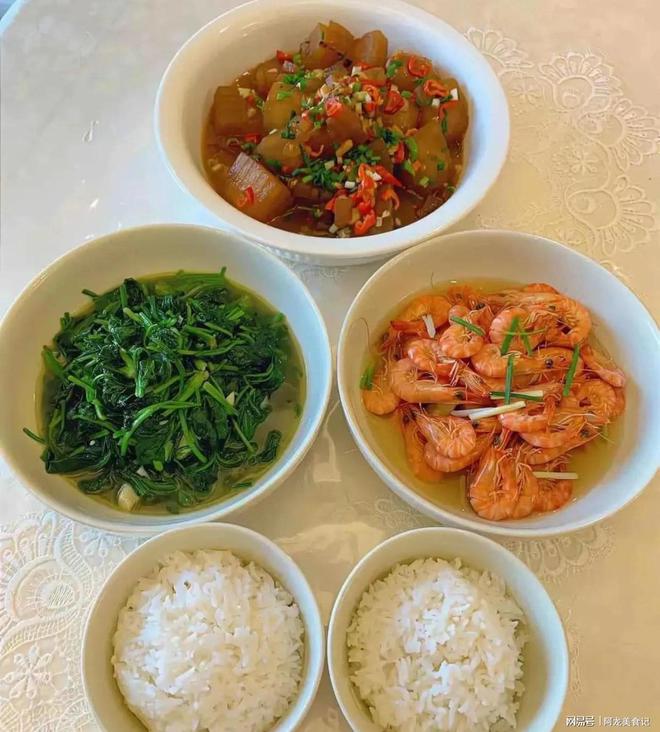 湖南母子俩晒一周美食每餐3道菜网友：老公还能安心上班吗？(图8)