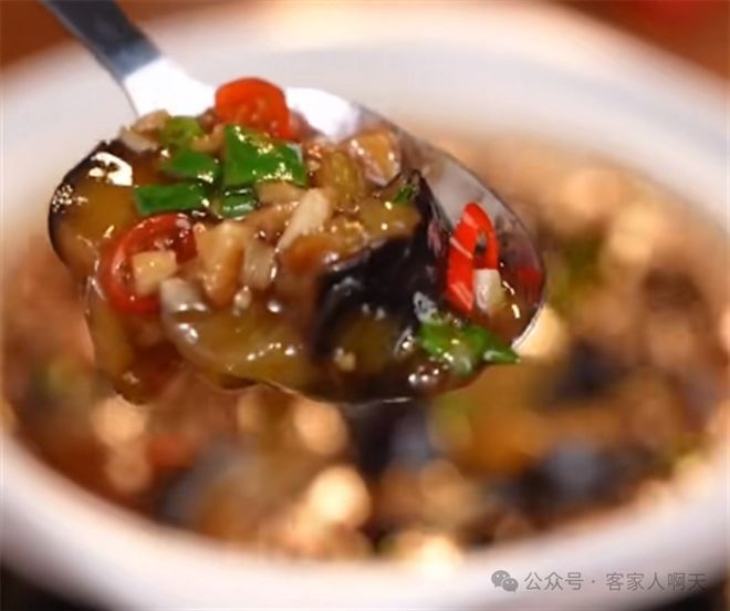 砂锅焖茄子：家常美味软烂入味让你多吃两碗饭！(图1)