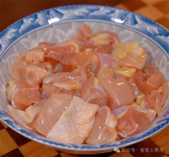 客家风味家常菜：冬菇焖鸡鲜嫩多汁香气四溢！(图1)