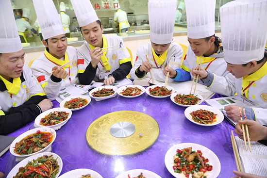 开云kaiyun2024年春节传统年夜饭12道菜谱(图1)