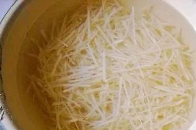 教你做家常菜开云kaiyun酸辣土豆丝清脆爽口香辣又开胃让你吃几碗饭(图3)