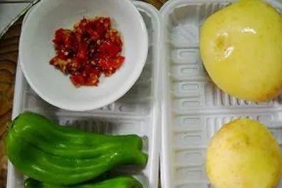 教你做家常菜开云kaiyun酸辣土豆丝清脆爽口香辣又开胃让你吃几碗饭(图2)
