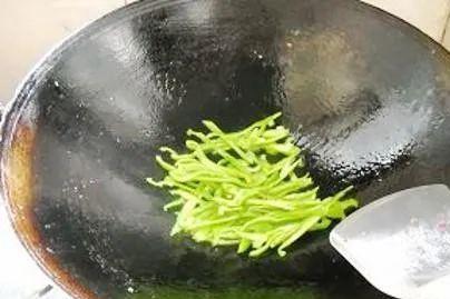 教你做家常菜开云kaiyun酸辣土豆丝清脆爽口香辣又开胃让你吃几碗饭(图4)