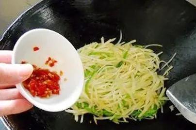 教你做家常菜开云kaiyun酸辣土豆丝清脆爽口香辣又开胃让你吃几碗饭(图6)