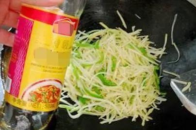 教你做家常菜开云kaiyun酸辣土豆丝清脆爽口香辣又开胃让你吃几碗饭(图5)