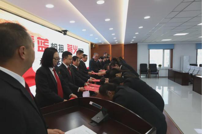 青蓝相接薪火相承——桦甸法院开展结对拜师仪式(图1)