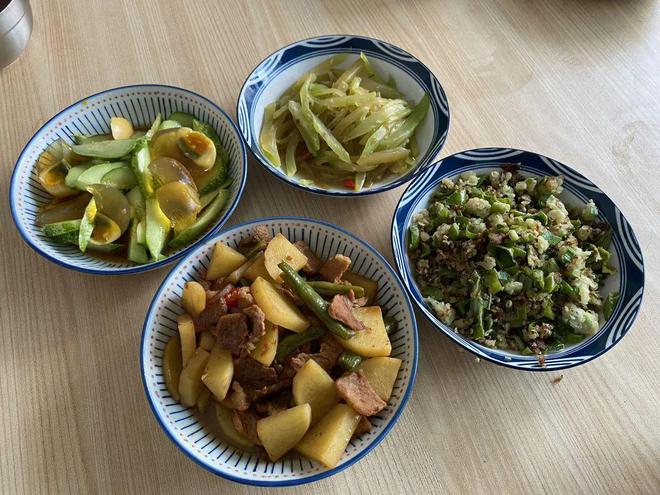 河南一家四口的早餐4个家常菜成本不足20块网友：会过日子(图2)