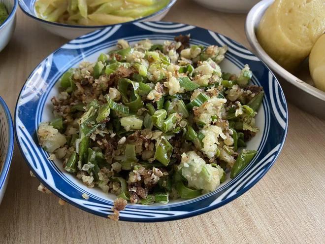 河南一家四口的早餐4个家常菜成本不足20块网友：会过日子(图3)
