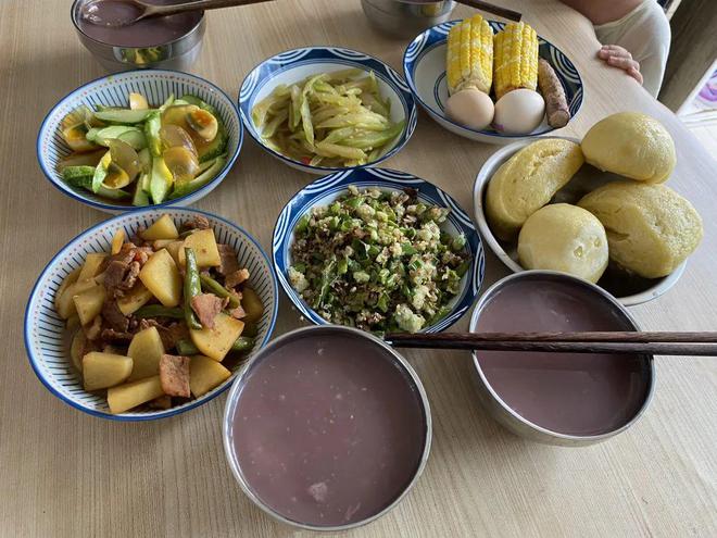 河南一家四口的早餐4个家常菜成本不足20块网友：会过日子(图1)