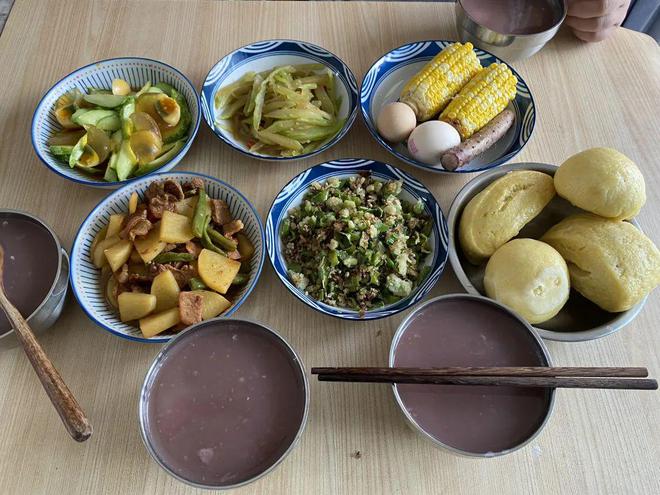 河南一家四口的早餐4个家常菜成本不足20块网友：会过日子(图7)