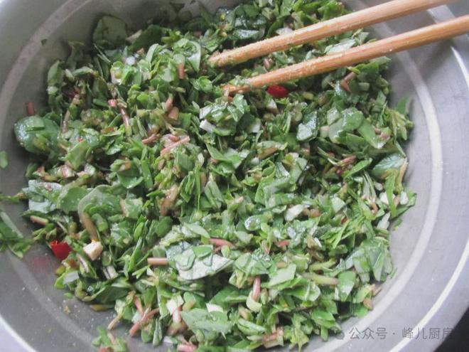 夏天地里长出的一种野菜凉拌烙饼都好吃清热利湿去暑气！(图4)