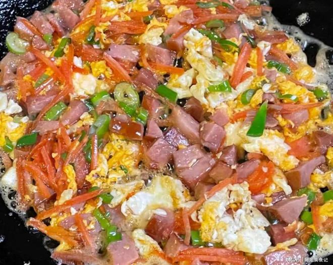 河北女子半夜给老公做饭笑得合不拢嘴：每个月给20000吃啥都行(图3)