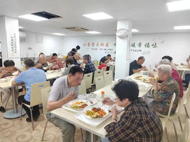 “楼上运动休闲、楼下刷脸吃饭”厦门嘉莲街道用心打造社区老人“家门口的食堂”(图2)