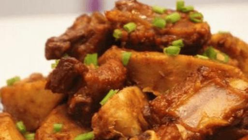 炖排骨是一道家常美食口感鲜美营养丰富深受人们的喜爱(图2)