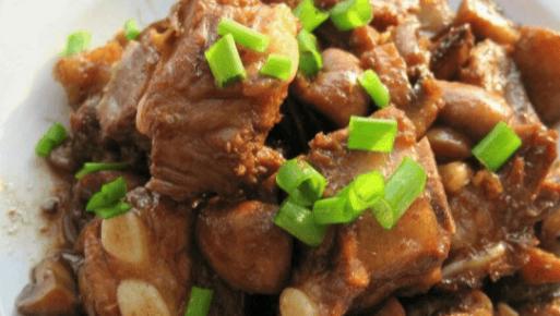 炖排骨是一道家常美食口感鲜美营养丰富深受人们的喜爱(图4)