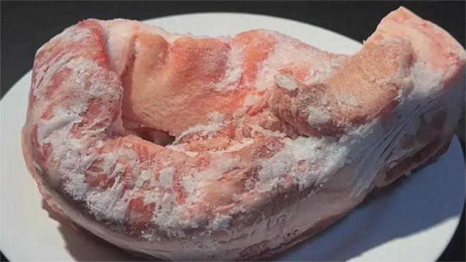 解冻肉不要用水泡饭店大厨分享秘诀5分钟快速解冻快试试！(图1)