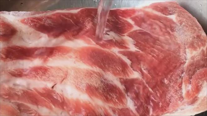 解冻肉不要用水泡饭店大厨分享秘诀5分钟快速解冻快试试！(图3)
