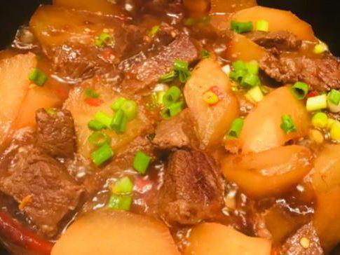 萝卜炖牛肉是一道简单易学、美味可口的家常菜很多人喜爱(图3)