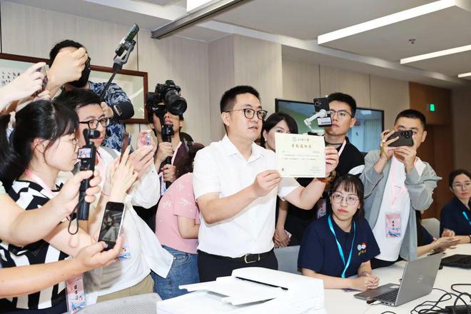 1小时15分钟！2024年北京第一封普招高考录取通知书投递完成(图1)