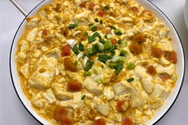 咸蛋黄豆腐一道色香味俱佳的家常菜以其独特的口感和风味(图1)