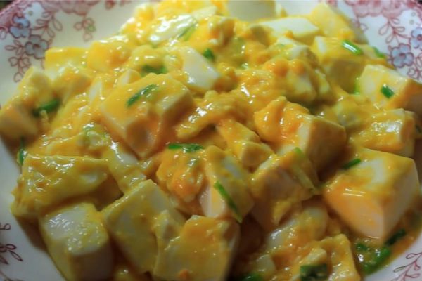 咸蛋黄豆腐一道色香味俱佳的家常菜以其独特的口感和风味(图2)