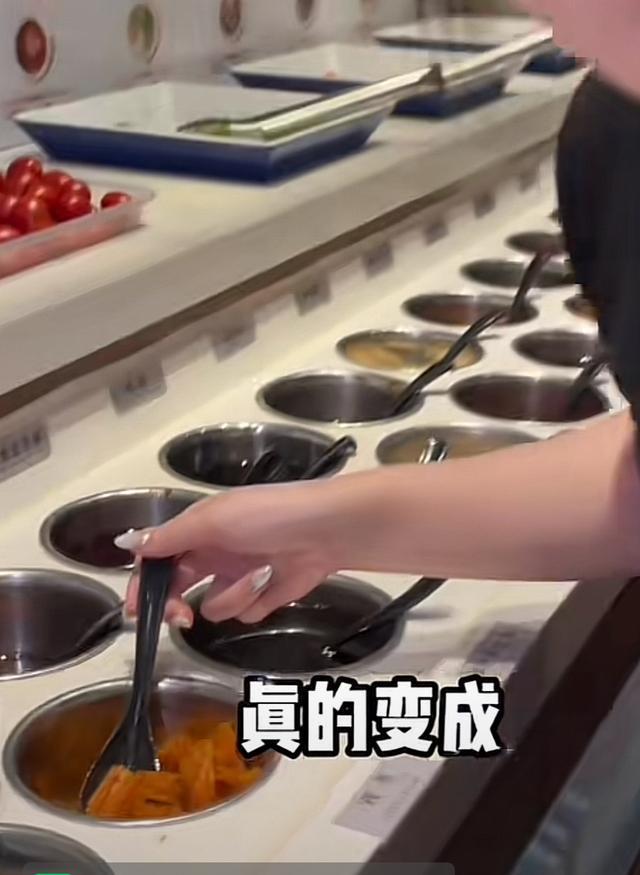 海底捞取消牛肉粒？网友调侃“给辣条冰粉挪位”回应：可以iPad点单(图3)