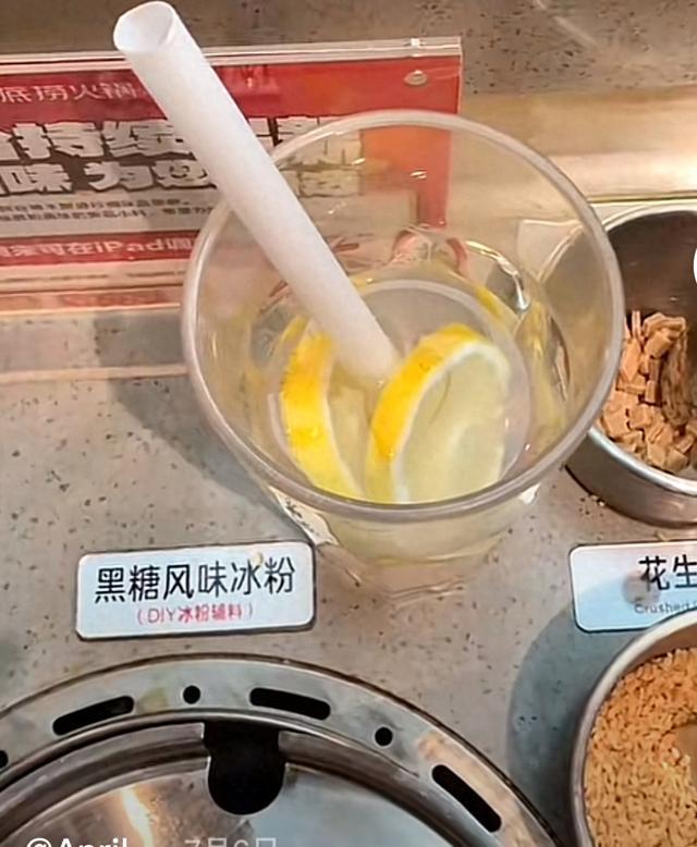 海底捞取消牛肉粒？网友调侃“给辣条冰粉挪位”回应：可以iPad点单(图1)
