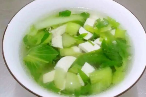 青菜豆腐汤看似简单的家常菜实则蕴含着深厚的烹饪技巧(图1)