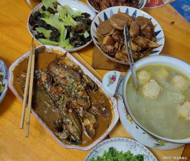 安徽女子暑假花3000请人做饭子女吃得停不下来嘴：比妈妈做的香(图1)