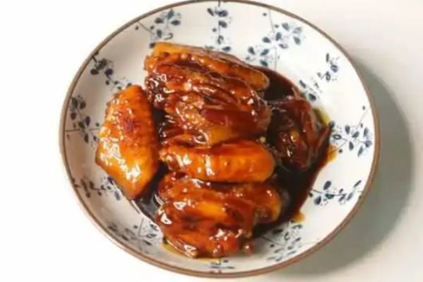 可乐鸡翅凭借其独特的甜中带咸的口感成为了家庭餐桌上的常客(图3)