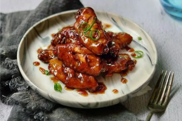 可乐鸡翅凭借其独特的甜中带咸的口感成为了家庭餐桌上的常客(图2)