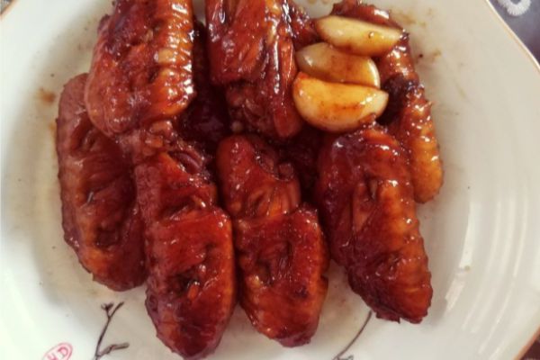 可乐鸡翅凭借其独特的甜中带咸的口感成为了家庭餐桌上的常客(图4)