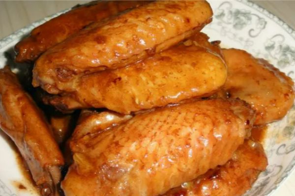 可乐鸡翅凭借其独特的甜中带咸的口感成为了家庭餐桌上的常客(图1)