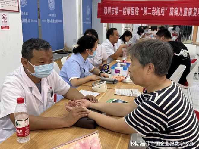 “郑州慈善宣传季”大幕开启慈善项目单位纷纷亮相两大日宣传现场(图2)