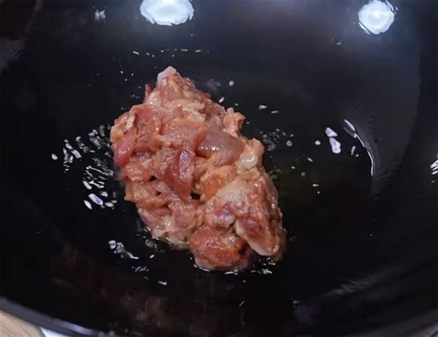炒猪肉嫩的技巧瘦肉发柴嚼不动教你几个诀窍肉嫩又美味(图3)