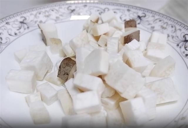 简单好吃的家常菜一道宫保杏鲍菇鲜香美味用勺子吃特别过瘾(图1)