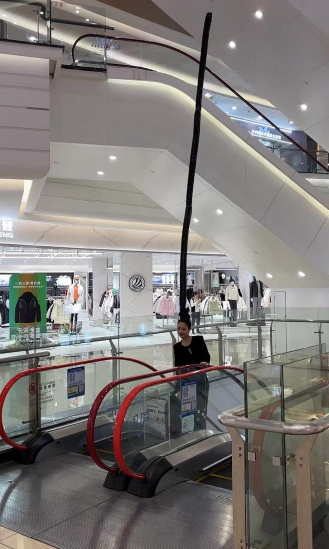 浙江一理发师为女子设计2层楼高发型网友：这发型确实挺显高(图4)