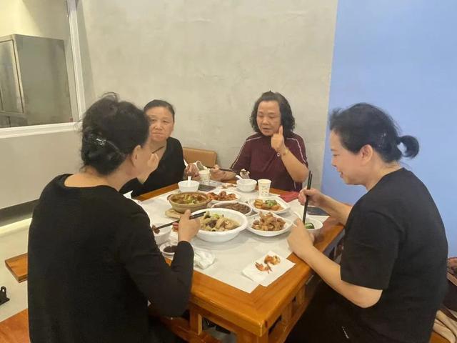 社区食堂里也能点菜？探索家门口的美食新选择→(图2)