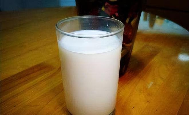人老了应该喝纯牛奶还是奶粉？两者的营养价值真的差很大吗(图4)