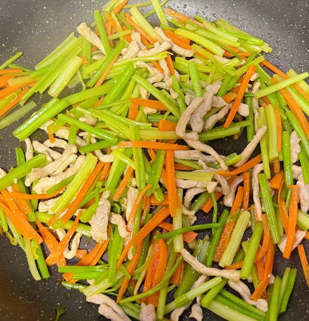 经典家常菜：芹菜炒肉丝的美味秘诀(图1)