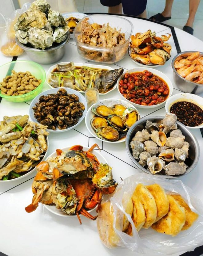 八家过节菜大比拼哪家才是“丰盛”？你家过节餐桌上也这样吗？(图2)
