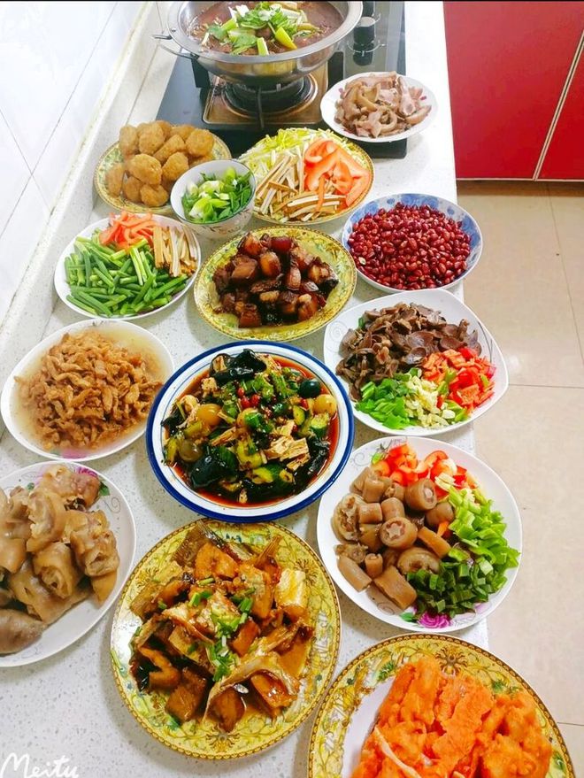 八家过节菜大比拼哪家才是“丰盛”？你家过节餐桌上也这样吗？(图3)