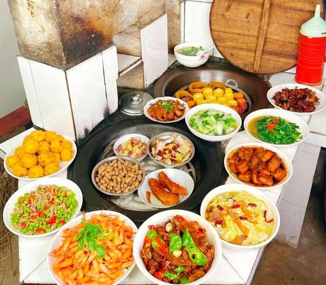 八家过节菜大比拼哪家才是“丰盛”？你家过节餐桌上也这样吗？(图4)