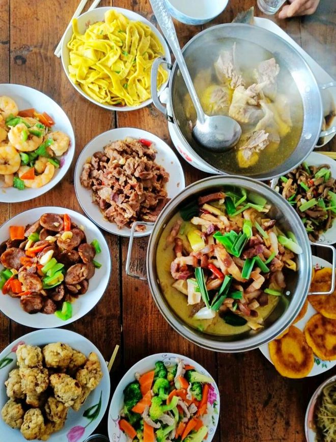 八家过节菜大比拼哪家才是“丰盛”？你家过节餐桌上也这样吗？(图5)