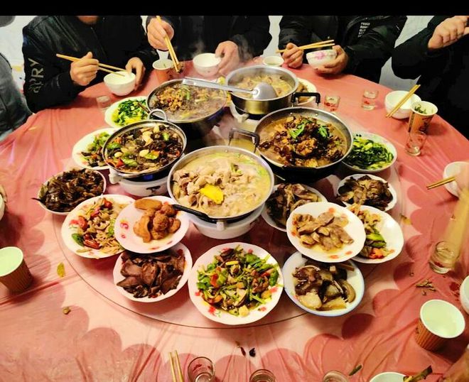 八家过节菜大比拼哪家才是“丰盛”？你家过节餐桌上也这样吗？(图6)