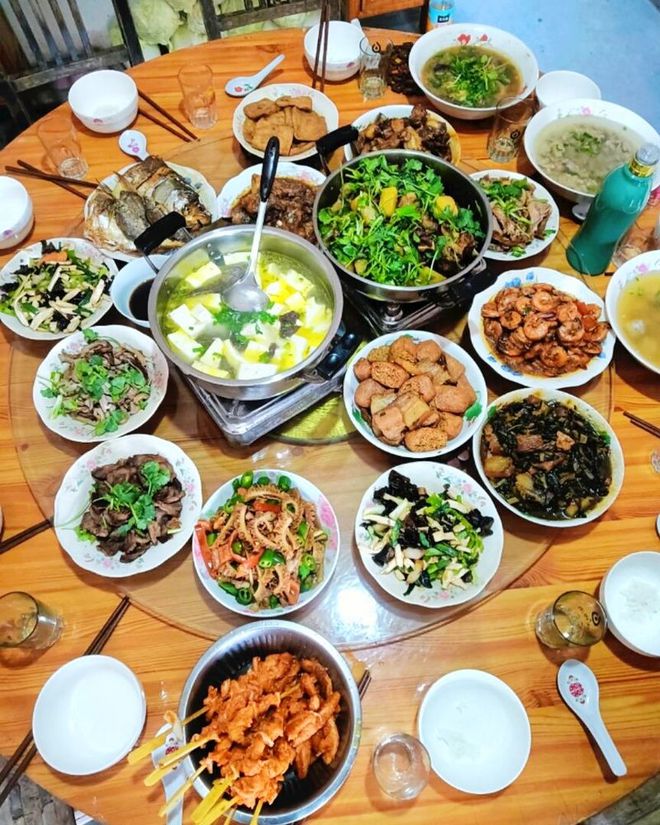 八家过节菜大比拼哪家才是“丰盛”？你家过节餐桌上也这样吗？(图7)