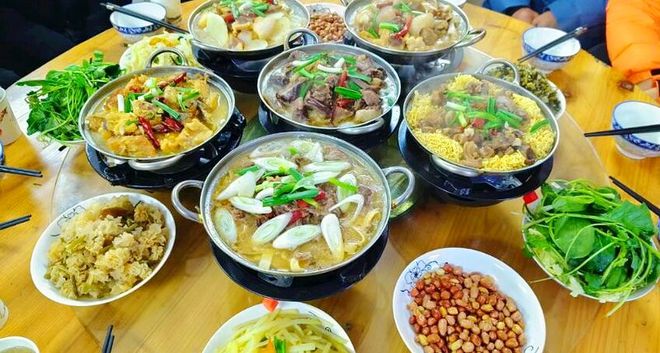 八家过节菜大比拼哪家才是“丰盛”？你家过节餐桌上也这样吗？(图8)