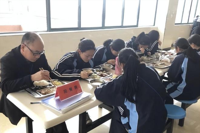 山东一家长吐槽学校10元配餐太简陋孩子吃不饱校方称是假消息(图7)
