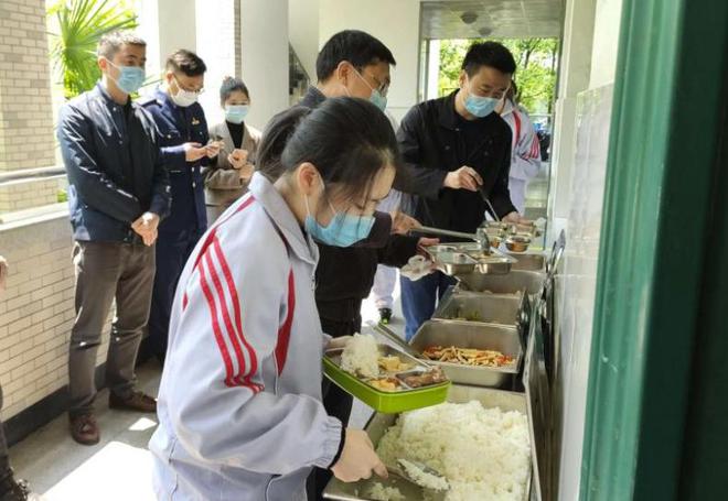山东一家长吐槽学校10元配餐太简陋孩子吃不饱校方称是假消息(图6)