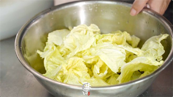你绝对没见过！乾隆白菜的独特做法吃了就停不下来！(图2)